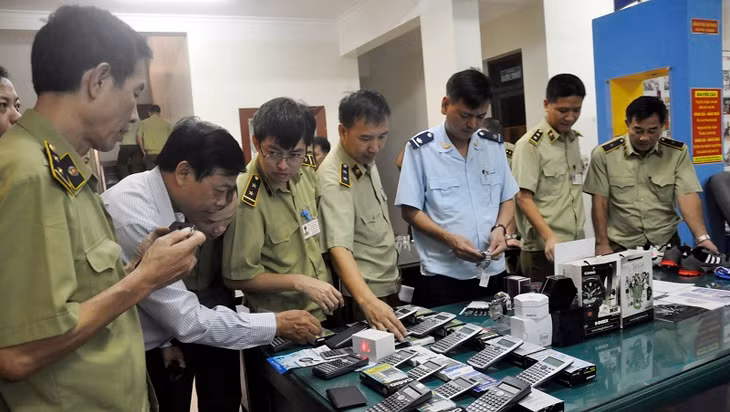 Đồng thời Cục QLTT thường xuyên phối hợp với các doanh nghiệp có sản phẩm dễ bị lợi dụng làm giả, vi phạm tập huấn nâng cao kỹ năng phân biệt hàng thật, hàng giả cho lực lượng trực tiếp làm công tác này.