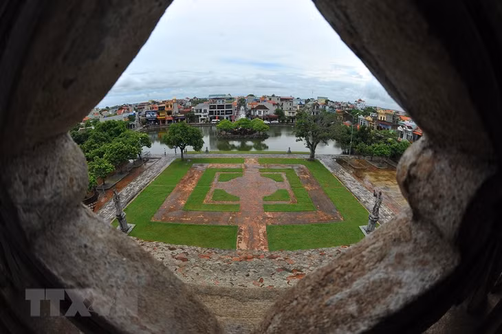 Phía trước nhà thờ là một hồ nước hình chữ nhật với trung tâm là tượng Chúa Jesus. (Ảnh: Minh Đức/TTXVN)