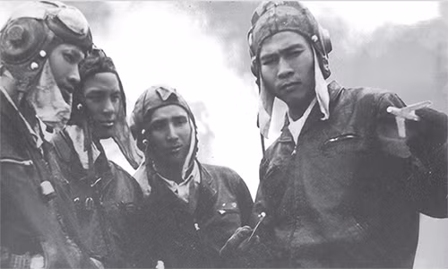 Phi công Nguyễn Văn Bảy (ngoài cùng, bên phải) thuật lại một trận không chiến với các đồng đội. Ảnh: Osprey.