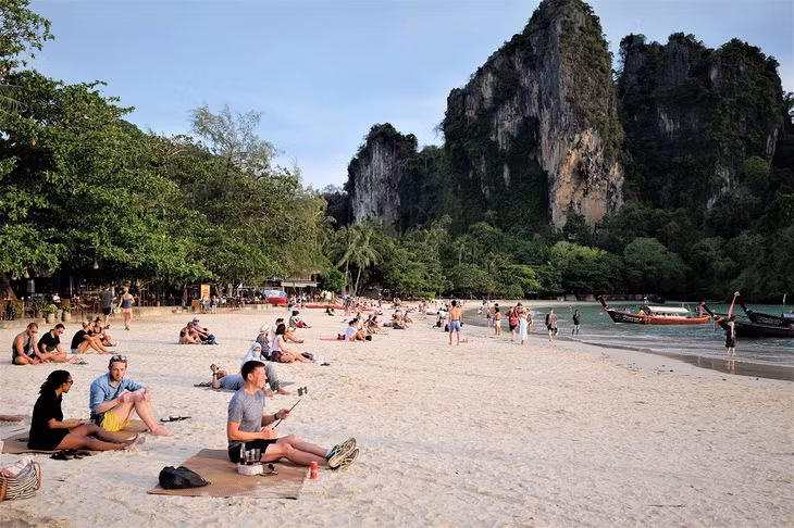 Du khách ý thức bảo vệ môi trường,thưởng ngoạn hoàng hôn trên bãi cát trắng, sạch của vùng biển Koh Phi Phi. 