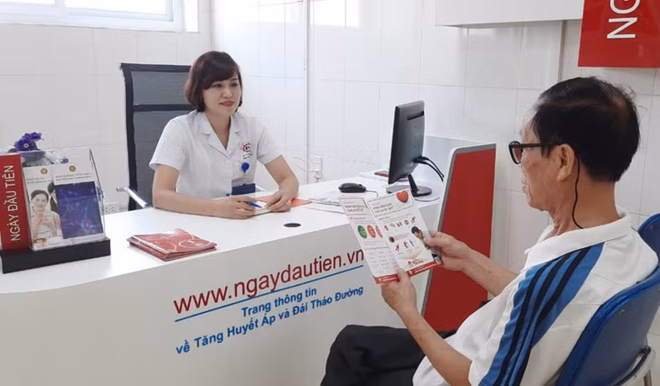 Người bệnh được tư vấn tại phòng tư vấn 