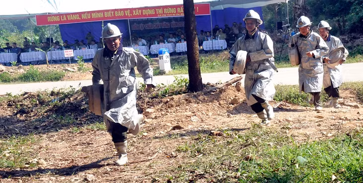 Cùng các lực lượng cấp tỉnh đã có mặt kịp thời để xử lý chữa cháy rừng.