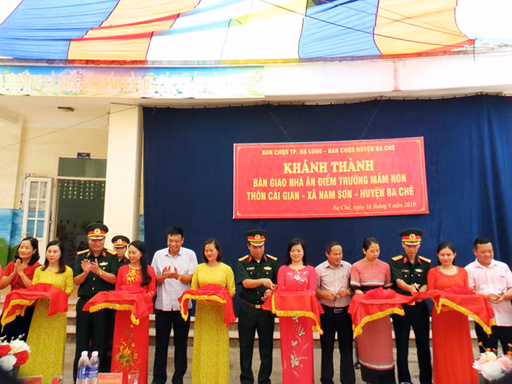 Các đại biểu cắt băng khánh thành công trình.