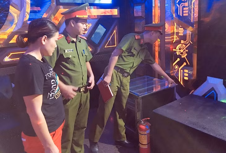 Kiểm tra công tác an toàn PCCC tại hộ kinh doanh karaoke. 