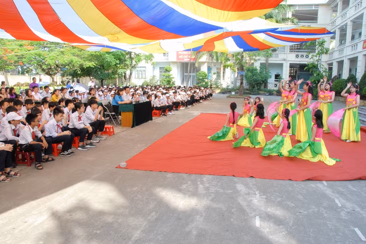Thầy trò trường THCS Cẩm Thịnh (phường Cẩm Thịnh, TP Cẩm Phả) tổ chức chương trình sinh hoạt 