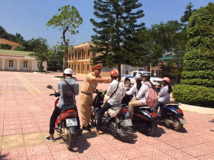 Đội CSGT Công an huyện hướng dẫn học sinh thực hiện quy trình sử dụng xe máy điện khi tham gia giao thông