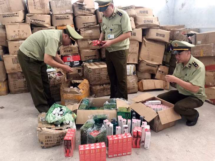 Mỹ phẩm giả, nhái nhãn mác, không có nguồn gốc xuất xứ, do Đội QLTT số 4 phát hiện thu giữ ngày 26/8 tại TP Móng Cái. 