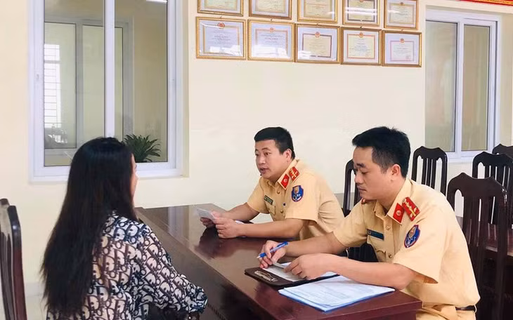  Người lái xe đến làm việc tại cơ quan CSGT Hà Nội.