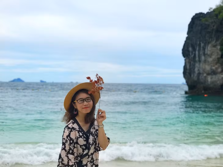 Nước biển Koh Phi Phi mang nhiều cung bậc sắc xanh khác nhau.