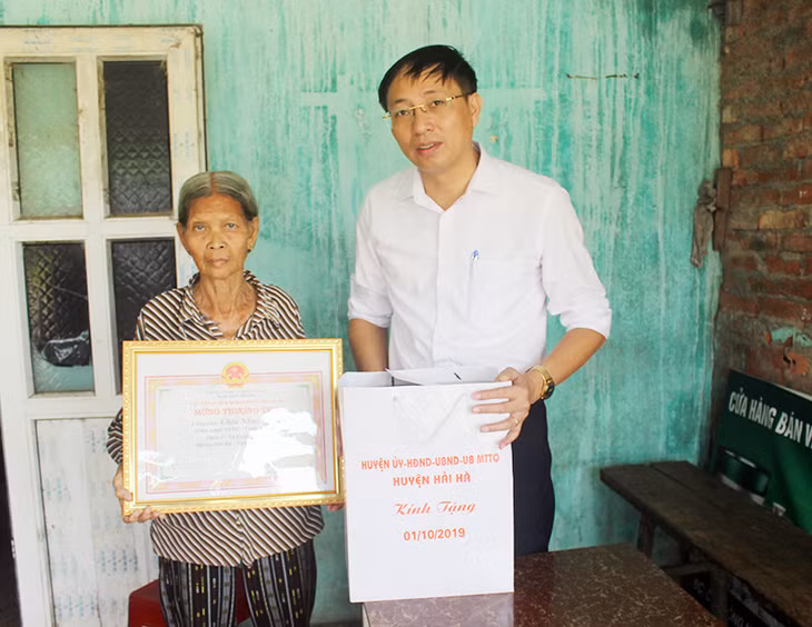 Đồng chí Trần Đức Dũng, Phó Chủ tịch UBND huyện Hải Hà tặng quà cho gia đình cụ Chìu Nhục Quay, thôn 3, xã Quảng Thịnh
