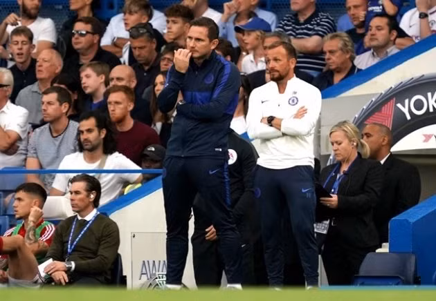  Lampard phải đối mặt với quá nhiều khó khăn.