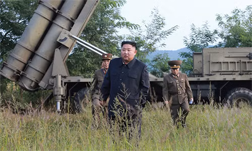 Lãnh đạo Kim Jong-un trong buổi phóng thử pháo phản lực siêu lớn của Triều Tiên ngày 10/9. Ảnh: KCNA.
