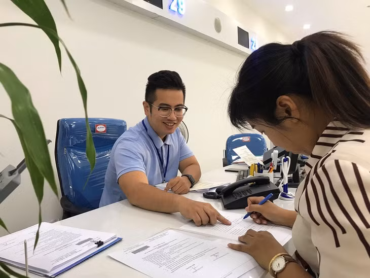 Đại diện doanh nghiệp được hướng dẫn làm thủ tục tại quầy làm việc của Sở Kế hoạch-Đầu tư.