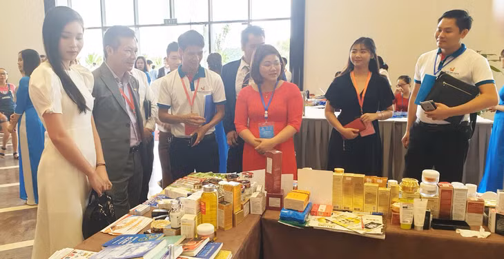 Các sản phẩm sách và mỹ phẩm của chị Bùi Thị Thu Hương tham gia trung bày, giới thiệu sản phẩm tại diễn đàn khởi nghiệp quốc gia “Khát vọng khởi nghiệp trong thời kỳ 4.0” tại TP. Hạ Long (tháng 6/2019).