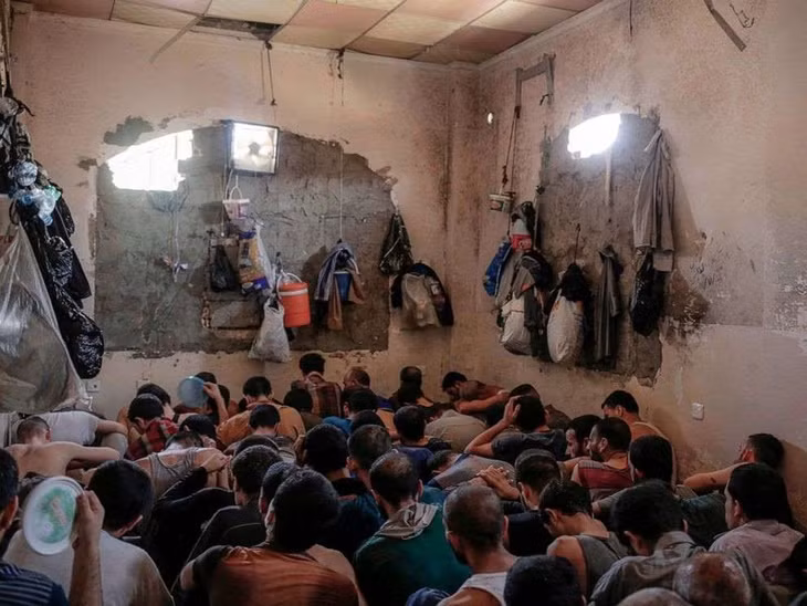 Các thành viên IS trong một nhà tủ nhỏ ở Mosul, Iraq. Ảnh: AP