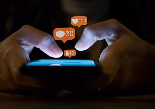 Những lượt like, share, comment thoả mãn ham muốn được chú ý của con người. Ảnh: Independent.