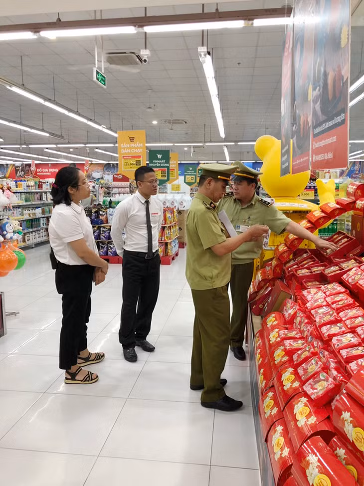 Cán bộ Đội QLTT số 6 kiểm tra ATVSTP bánh trung thu tại Trung tâm Thương mại Vincom+.