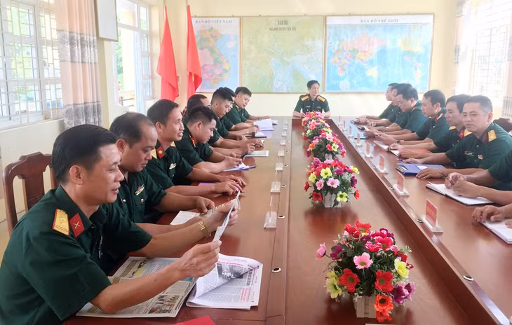 Ban CHQS huyện Tiên Yên duy trì thường xuyên việc đọc báo đầu giờ họp giao ban. 