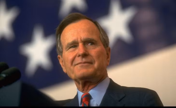 Quyền lực của ông George H.W. Bush bị kiểm soát khá nhiều sau các vụ bê bối Watergate và Irangate. Ảnh: Reuters