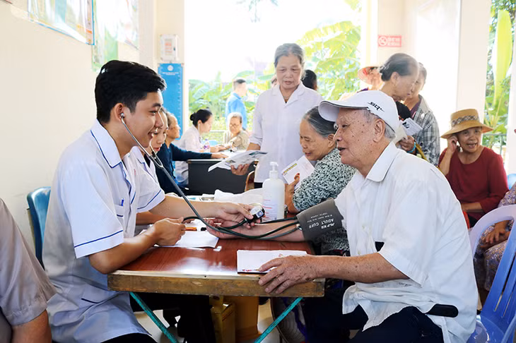 Các thầy thuốc trẻ Bệnh viện Việt Nam - Thụy Điển khám sức khỏe ban đầu cho người dân phường Vàng Danh, TP Uông Bí.