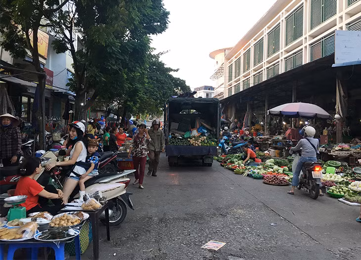 Việc lấn chiếm lòng đường làm nơi họp chợ như khu vực chợ Loong Toòng diễn ra ở hầu khắp các chợ trên địa bàn thành phố
