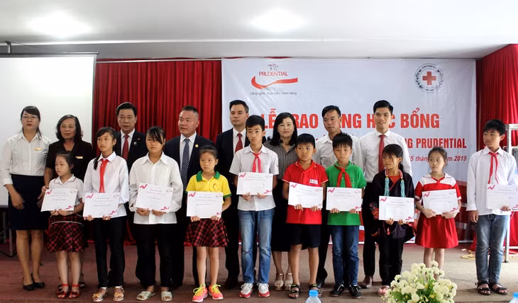 30 em học sinh có hoàn cảnh khó khăn, nỗ lực trong học tập trên địa bàn TP Móng Cái được nhận học bổng.
