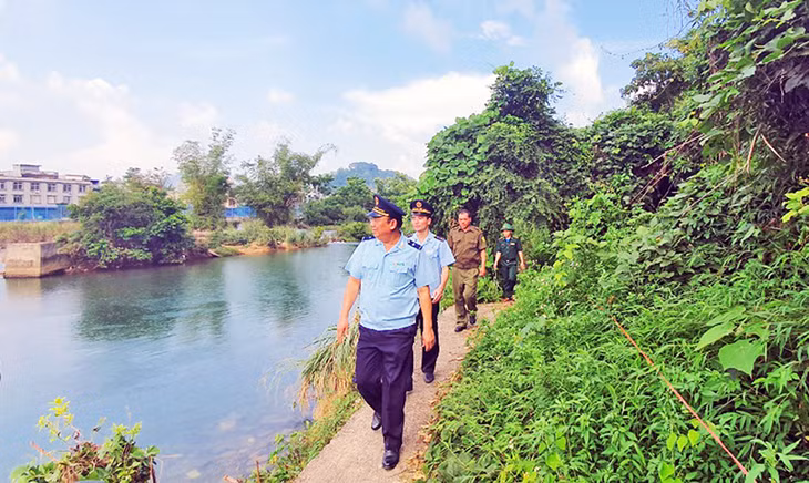Tổ công tác liên ngành huyện Bình Liêu tuần tra đường mòn, lối mở khu vực biên giới