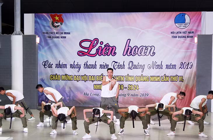 Màn biểu diễn ấn tượng đến từ nhóm nhảy FOB (Hoành Bồ).