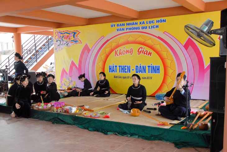 CLB Hát then - Đàn tính gồm các thành viên là người dân trên địa bàn xã Lục Hồn (huyện Bình Liêu), tham gia biểu diễn tại hội đình Lục Nà năm 2019.