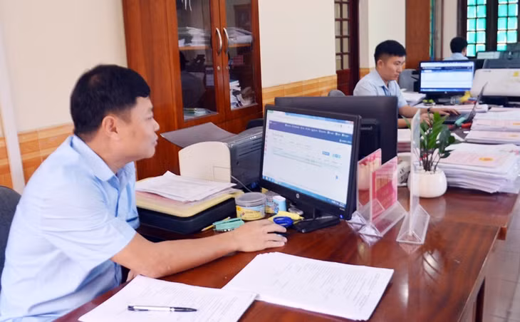 Cán bộ BHXH huyện Tiên Yên thường trực ở TTHC huyện Tiên Yên để giải quyết thủ tục chính sách, BHXH, BHYT cho người dân.