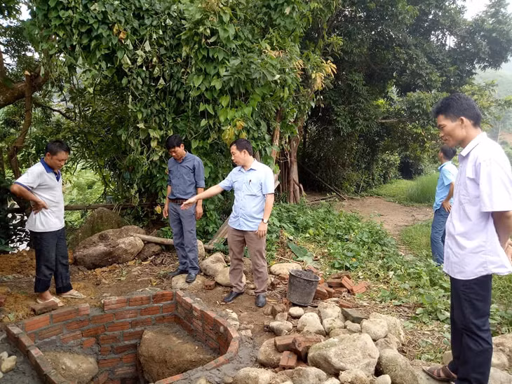  Sâu sát với cơ sở, gần dân để nắm bắt, giải quyết kịp thời các công việc có liên quan là cách làm được đồng chí Nguyễn Thế Anh, Bí thư Đảng ủy, Chủ tịch UBND xã Đại Dực (huyện Tiên Yên) thường xuyên thực hiện.