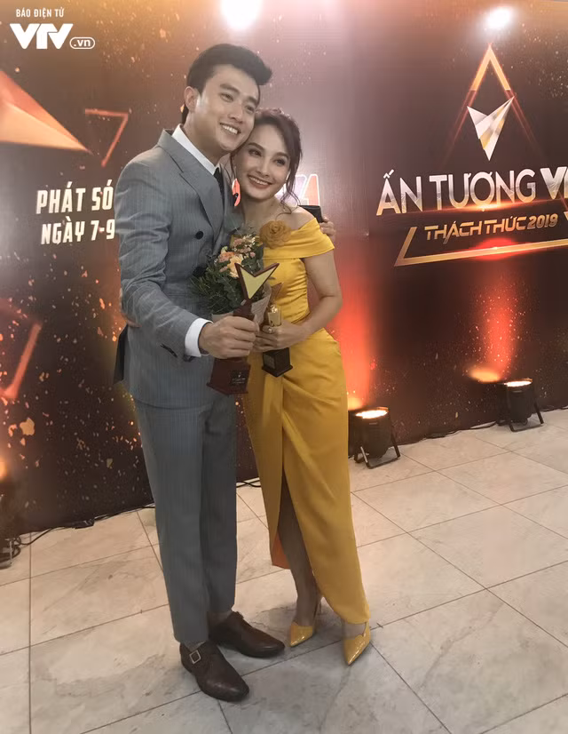 Quốc Trường chúc mừng đồng nghiệp đạt giải Diễn viên nữ ấn tượng.