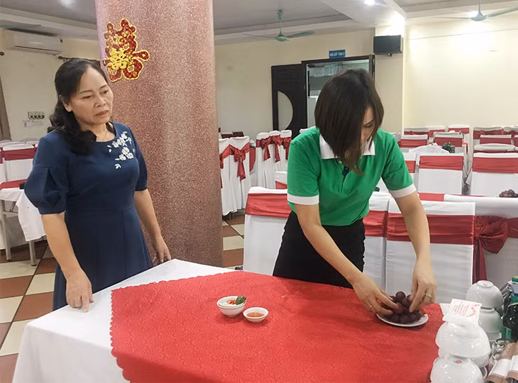 Bà Triệu Thị Châm đôn đốc nhân viên chuẩn bị tiệc cưới tại nhà hàng.