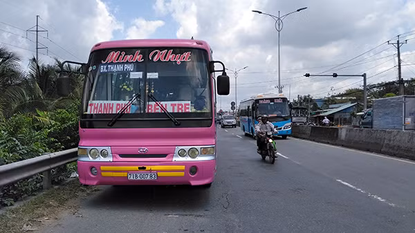 Xe ô tô khách có liên quan.