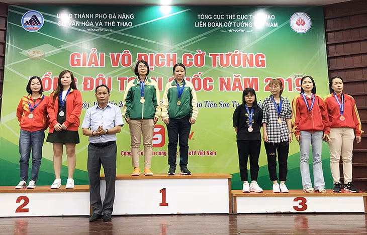 Đội nữ QN (Đinh Thị Minh- TrịnhThúy Nga) nhận HCB Cờ tiêu chuẩn