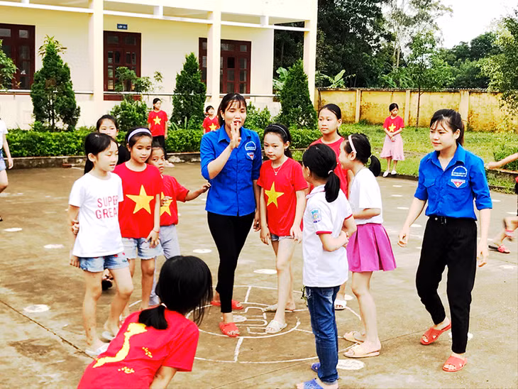 Các đoàn viên thanh niên huyện Tiên Yên tổ chức các hoạt động vui chơi trong dịp sinh hoạt hè cho các em học sinh điểm trường Tứ Mỹ, xã Đông Hải.