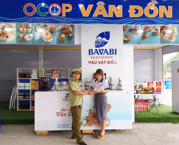 Lực lượng chức năng huyện Vân Đồn kiểm tra chất lượng hàng hóa tại quầy trung bầy sản phẩm OCOP của huyện Vân Đồn tại khu vực cảng khách Cái Rồng 