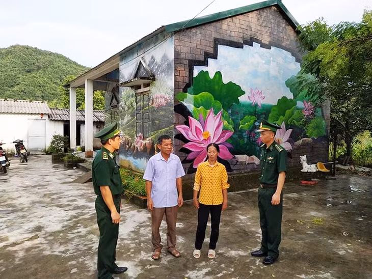 cán bộ đền biên phòng Pò hèn (xã Hải Sơn, TP Móng Cái) tuyền truyền chính sách pháp luật cho người dân trên địa bàn
