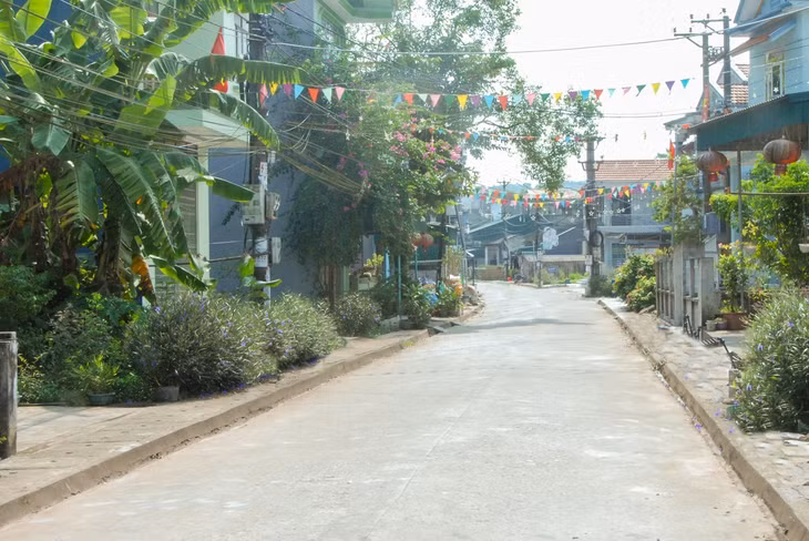 Đường trục chính khang trang, sạch đẹp của thôn Thác Bưởi 1 (xã Tiên Lãng, huyện Tiên Yên) là kết quả từ sự đồng lòng xây dựng NTM của người dân.