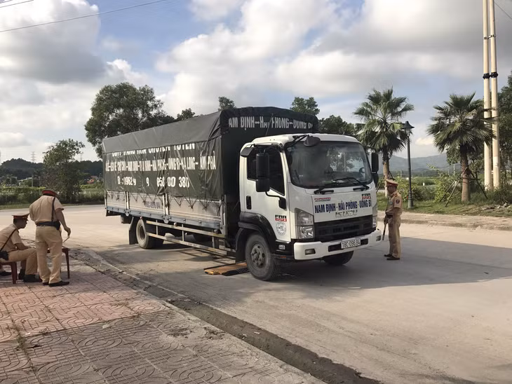 Đọi CSGT số 2, Phòng CSGT đường bộ, đường sắt Công an tỉnh kiểm tra tải trọng phương tiện lưu thông trên QL279