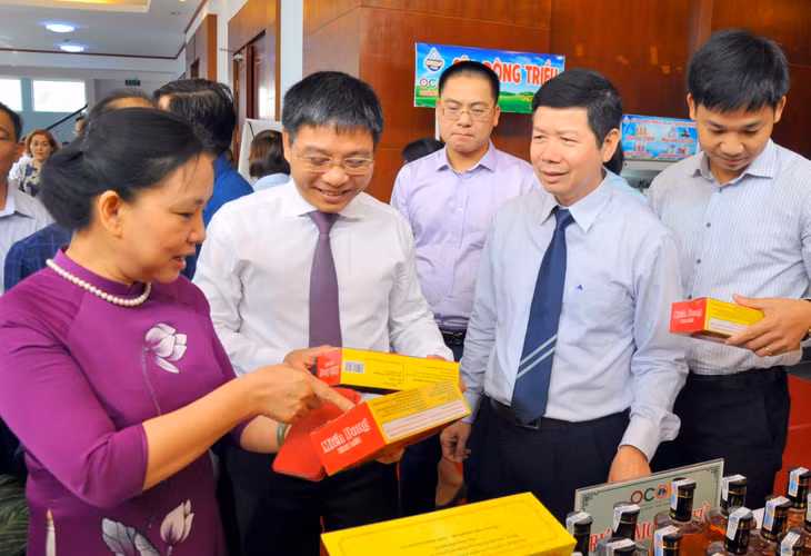 Các đại biểu tham quan gian hàng trưng bày, giới thiệu sản phẩm OCOP tiêu biểu của Quảng Ninh.
