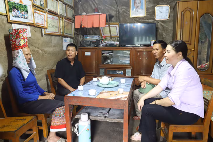 Các bộ xã Húc Động vận động bà con dân tộc xóa bỏ hủ tục phát triển kinh tế xóa đói giảm nghèo.