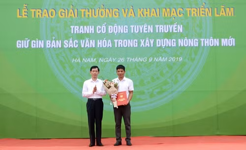 Đồng chí Bùi Quang Cẩm, PCT UBND tỉnh Hà Nam trao giải Nhất cho tác giả Nguyễn Sỹ Chuyên, Quảng Ninh