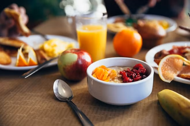 Chế độ ăn hàng ngày có liên quan đến các bệnh lý xương khớp. Ảnh: Health.