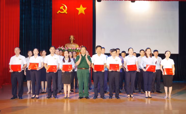 Các học viên được cấp giấy chứng nhận hoàn thành chương trình bồi dưỡng kiến thức QP-AN đối tượng 3