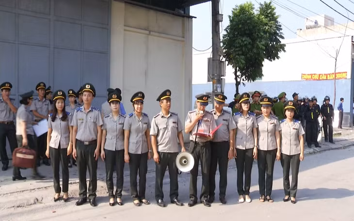 Cục Thi hành án dân sự tỉnh đọc quyết định cưỡng chế.