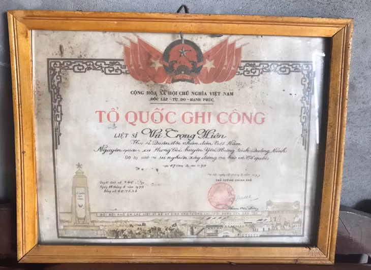 Bằng Tổ quốc ghi công của liệt sĩ Hiên trên bàn thờ nhà bà Thê.