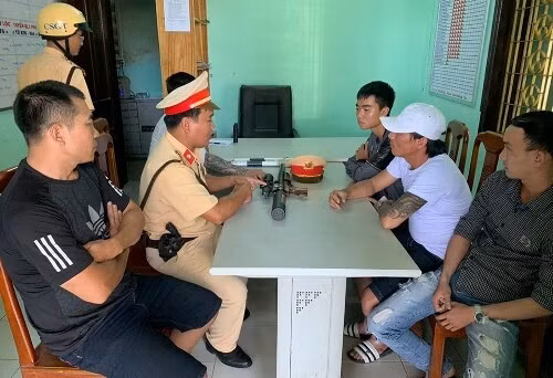 Cảnh sát giao thông lấy lời khai nhóm người cầm súng dọa xe khách. Ảnh: Anh Hùng