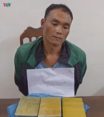  Đối tượng Lầu A Di cùng tang vật tại cơ quan công an.