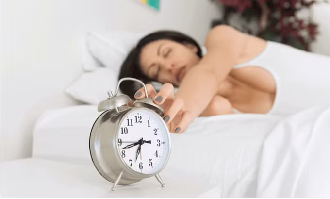 Theo các chuyên gia về giấc ngủ, việc tắt chuông báo thức vào buổi sáng nhiều lần sẽ khiến bạn cảm thấy kiệt sức hơn vào ban ngày và khó ngủ hơn vào ban đêm. Ảnh: Everythingbode.